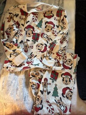 Disney Mickey Mouse, Goofy, Pluto, minnie Christmas pyjamas for kids 4T EUC